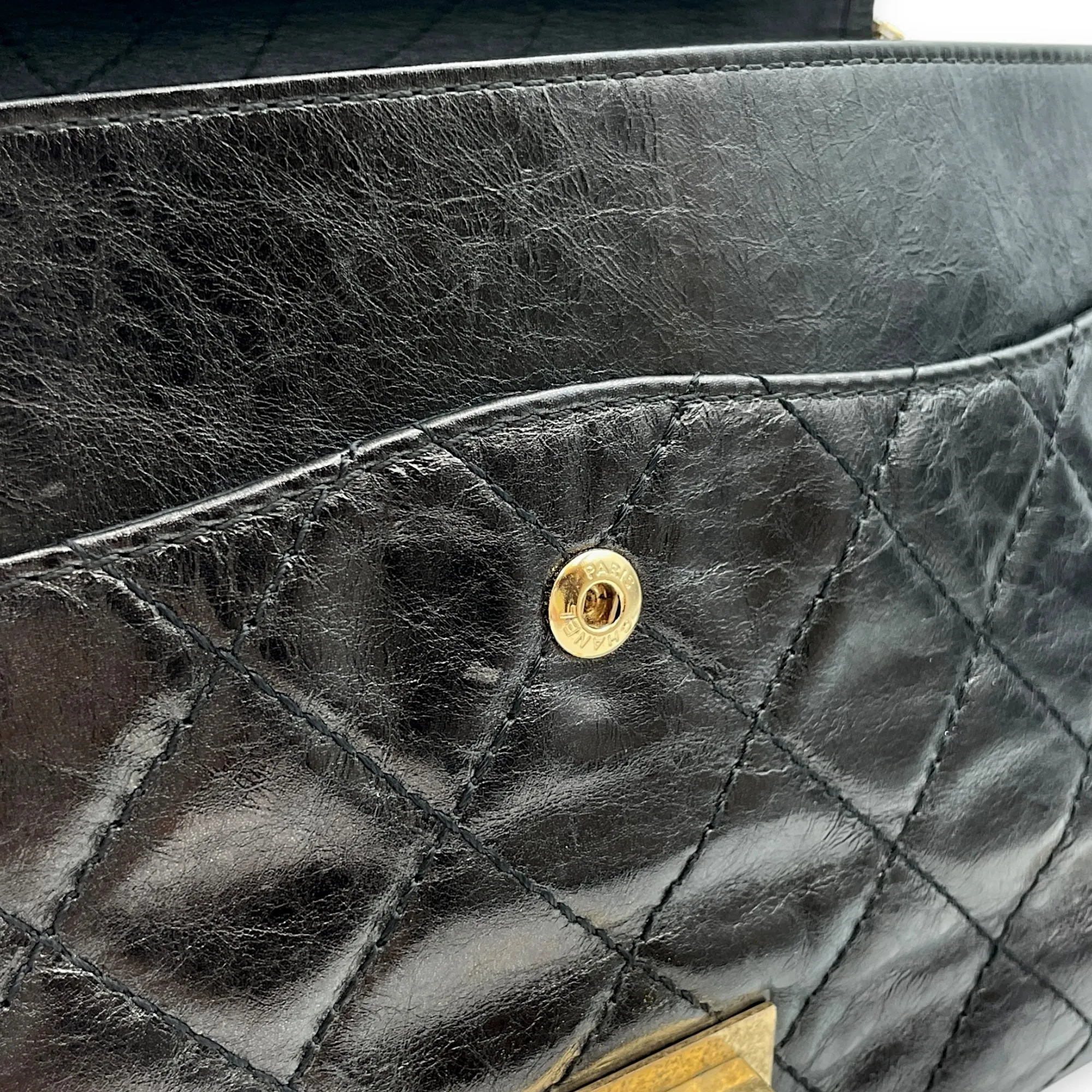 2.55 Reissue (31cm) Black Shoulder Bag in Distressed Leather, Gold hardware