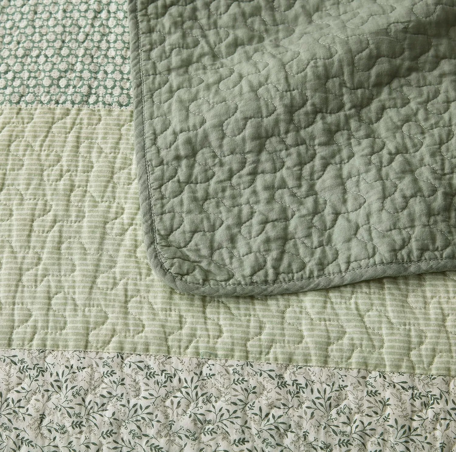 Chezmoi Collection Reed 3-Piece Chic Patchwork Striped Quilt Set - Green Floral Coverlet - Pre-Washed Cotton Lightweight Reversible Bedspread, Oversized King Size