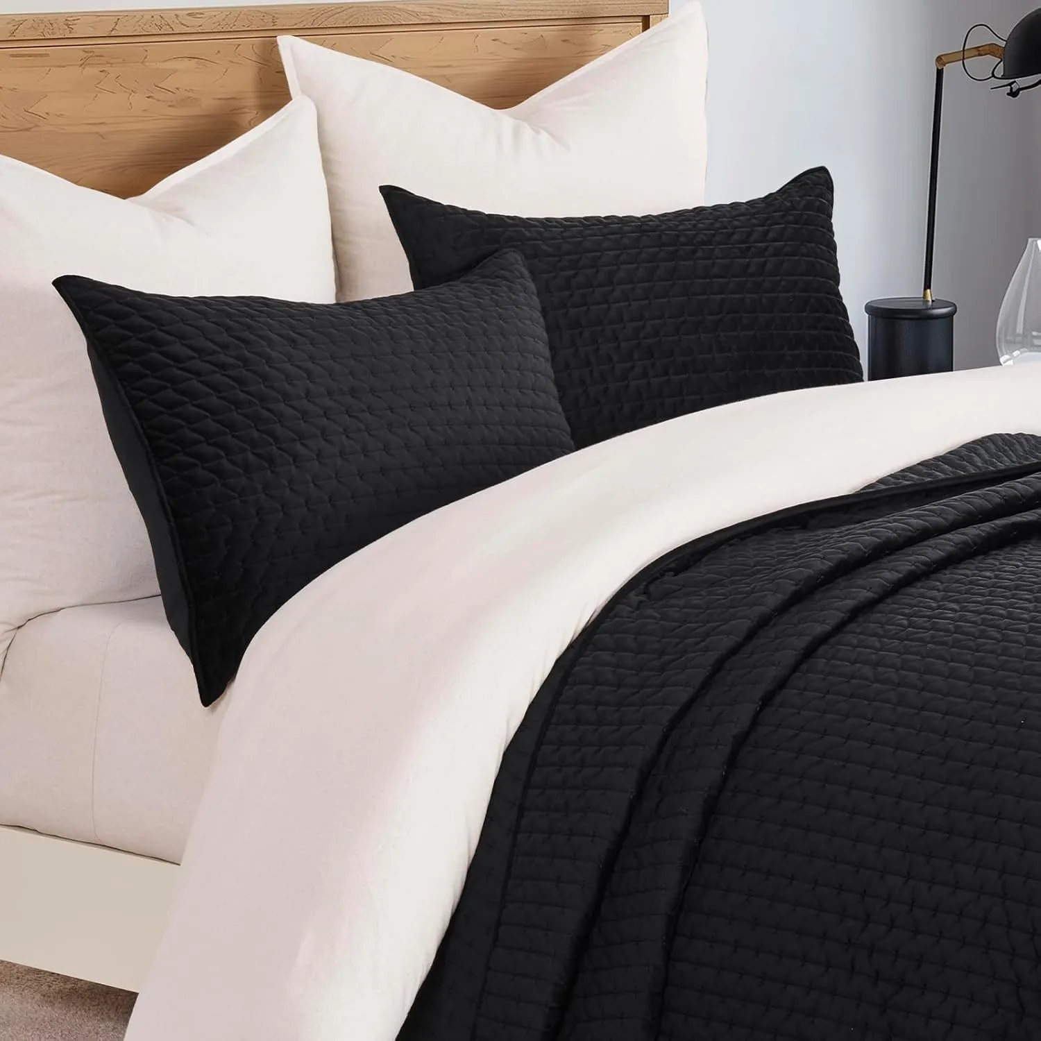 EVERGRACE Luxury Velvet Quilt Bedding Set King Size 3 Pieces with Pillow Shams, Soft Cross-Stitch Velvet Comforter Set, Lightweight Coverlet Bedspread for All Seasons, Black