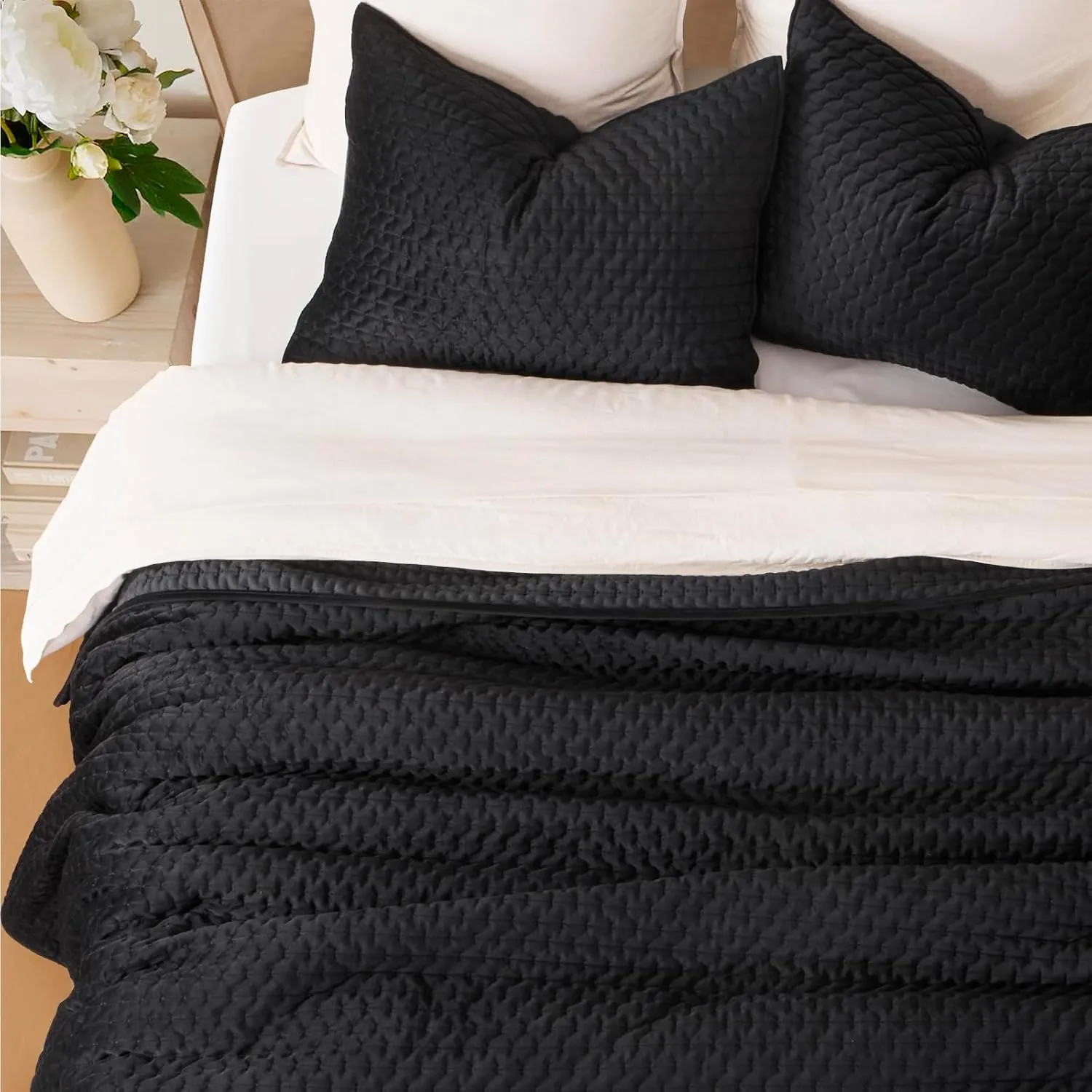 EVERGRACE Luxury Velvet Quilt Bedding Set King Size 3 Pieces with Pillow Shams, Soft Cross-Stitch Velvet Comforter Set, Lightweight Coverlet Bedspread for All Seasons, Black