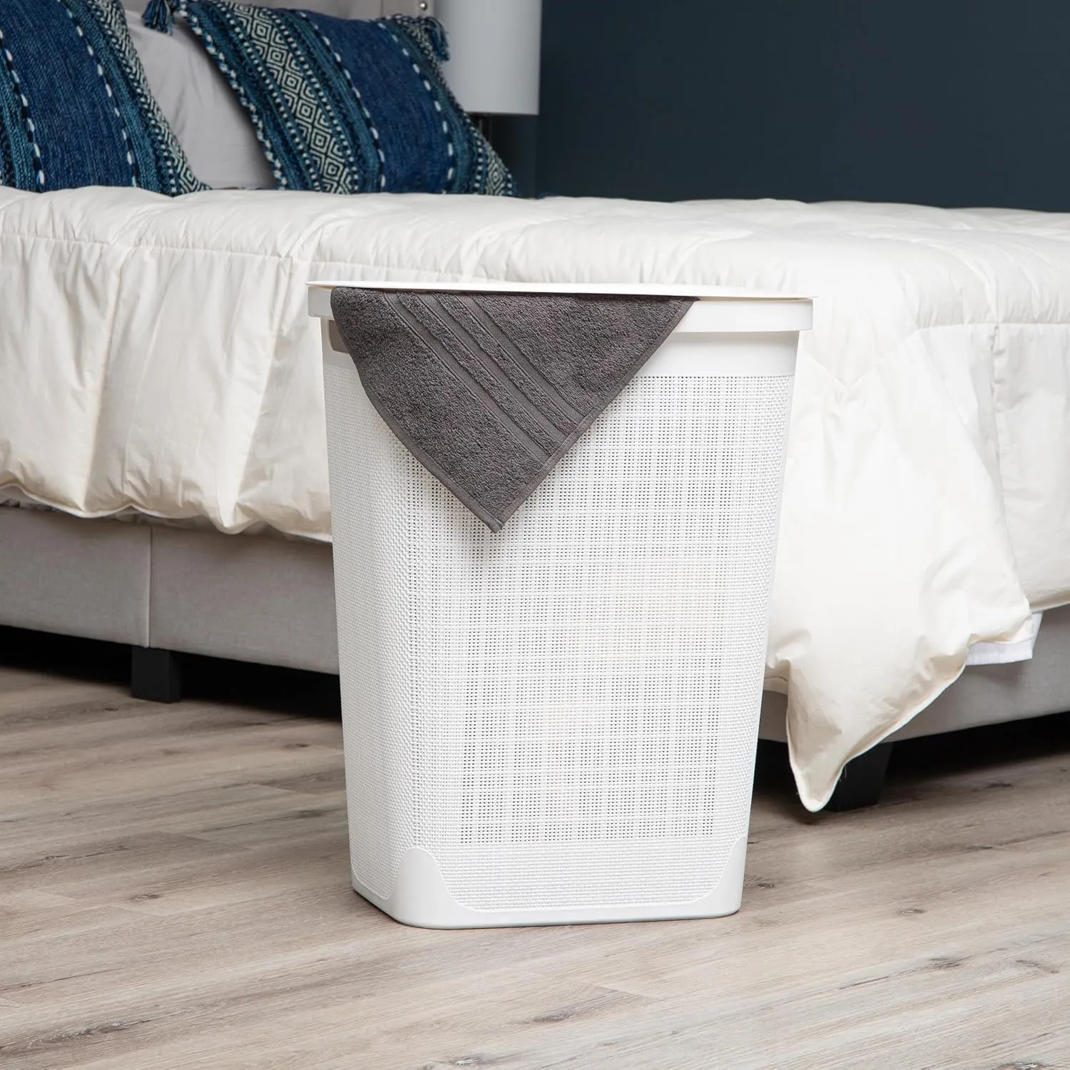 Mind Reader 60L Slim Laundry Hamper, Clothes Basket, Lid, Linen Design, Plastic, 18.25”L x 14.25”W x 23.5”H, White