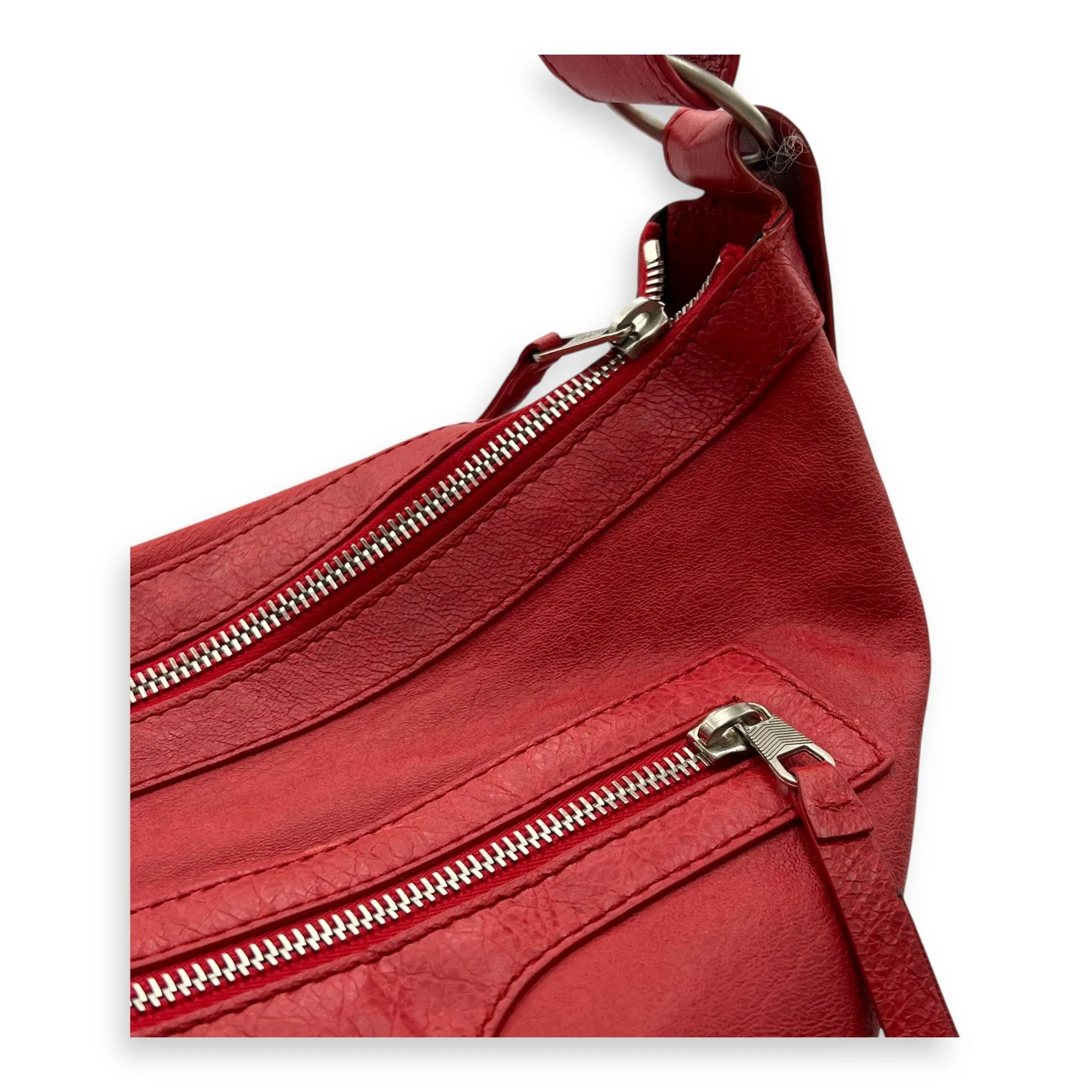 Vara Shoulder Bag Red in Distressed Leather, Silver hardware
