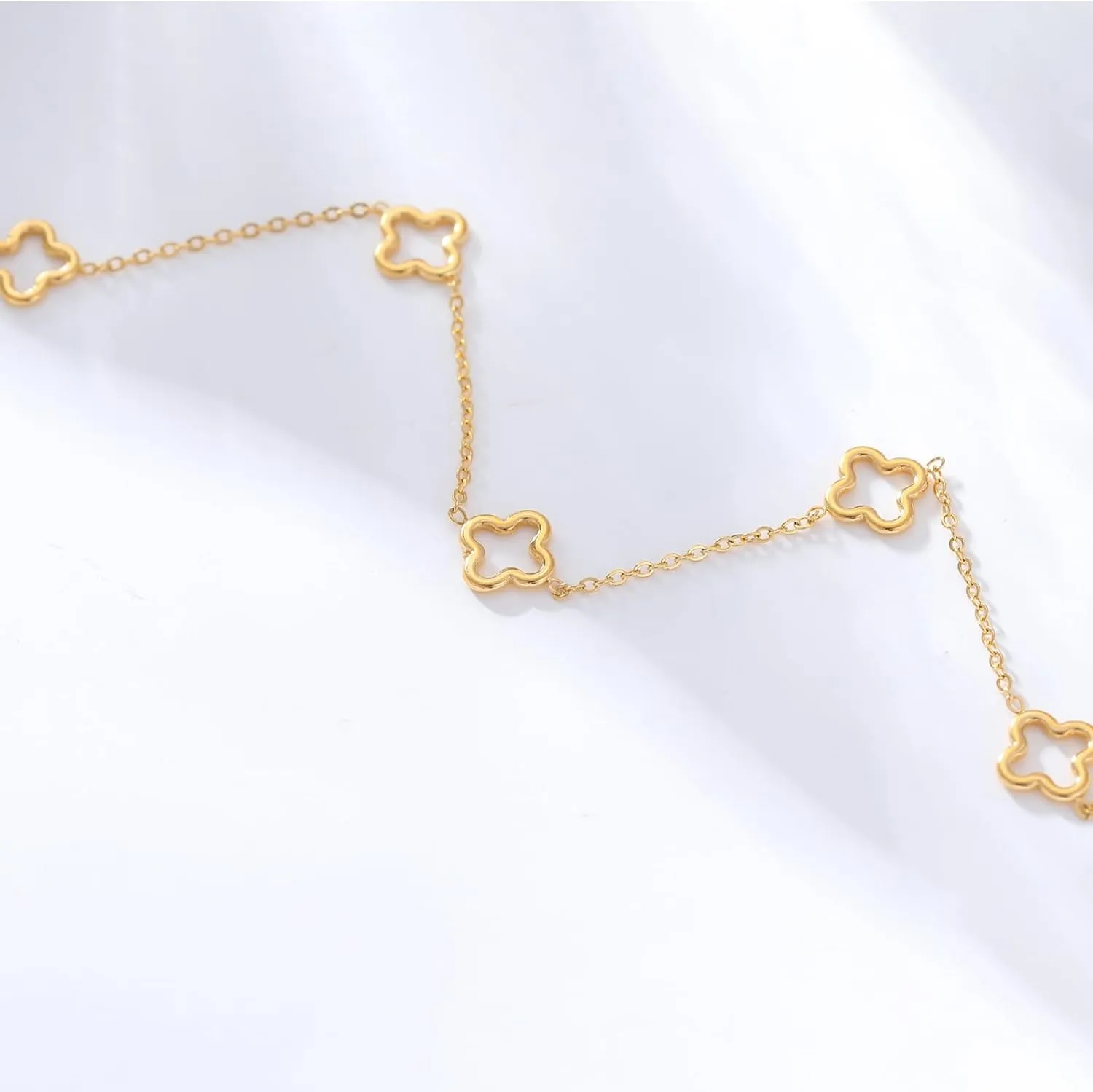 YADUDA Dainty Gold Silver Four Leaf Clover Necklace CZ Clover Pendant Station Necklaces for Women 18K Gold Plated Stainless Steel Lucky 4 Leaf Pendant Jewelry