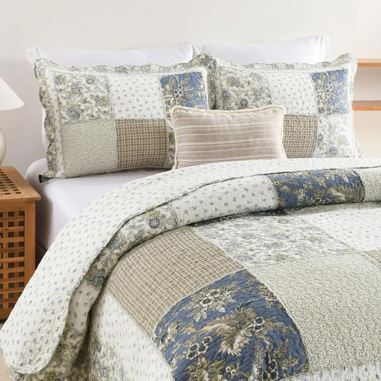 Yvooxny Quilt Set Queen Size Reversible Country Farmhouse Floral Real Patchwork Quilted Bedspread 3-Piece Quilt Set with Pillowcases with Ruffles for All Seasons, 90 x 98 Inches