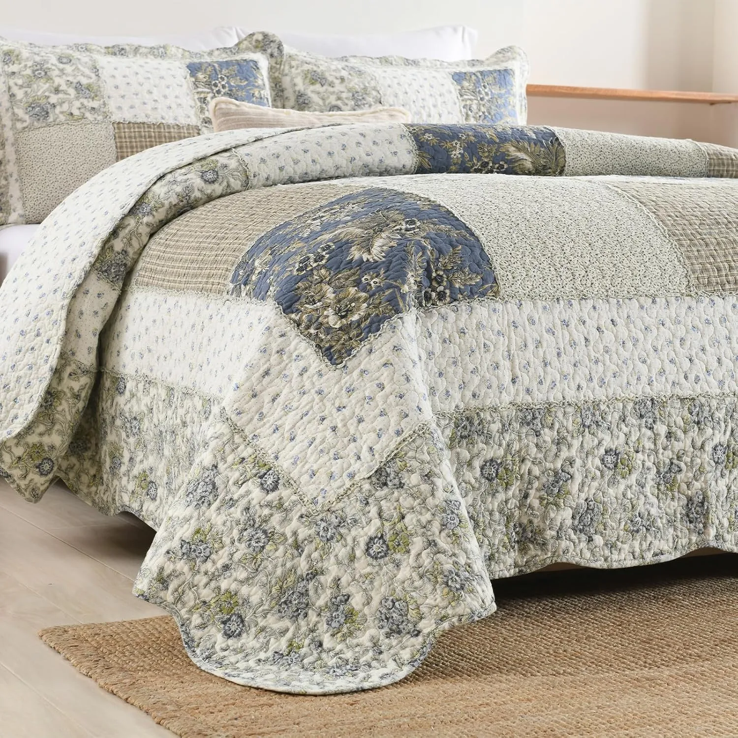 Yvooxny Quilt Set Queen Size Reversible Country Farmhouse Floral Real Patchwork Quilted Bedspread 3-Piece Quilt Set with Pillowcases with Ruffles for All Seasons, 90 x 98 Inches